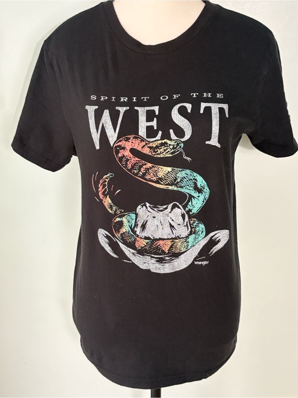 Classic Americana Women’s Wrangler Spirit of the West Short Sleeve Graphic Tee.